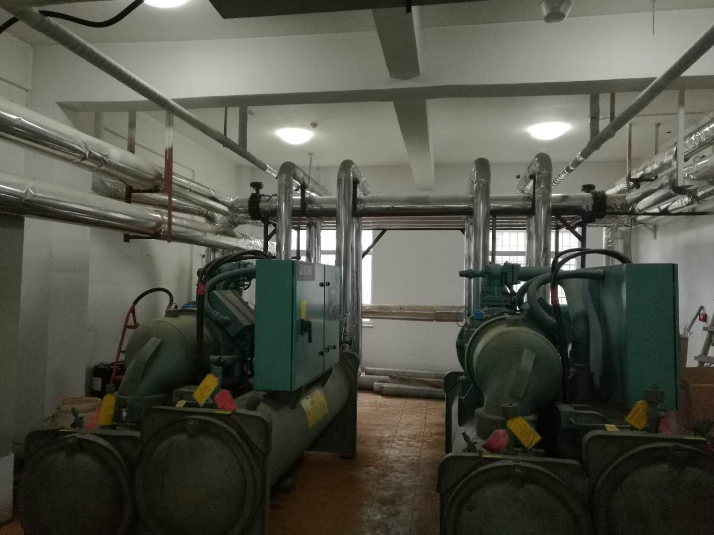 冷水機房低頻噪聲治理光靠隔聲遠不夠，設備減振才是重中之重